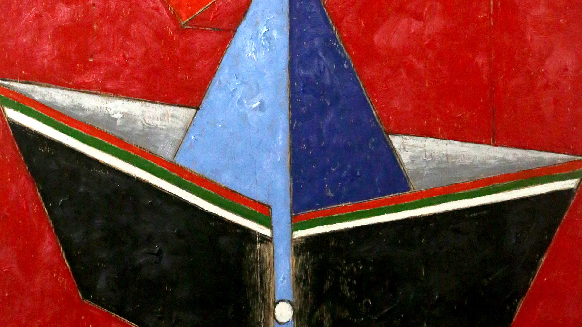 Foto do quadro de Francisco Galeno, fundo vermelho e ao centro um barco que lembra dobradura de papel, com a parte superior em tons de azul claro a esquerda da tela e escuro a direita, dentro ele é branco e tem bordas pintadas com linhas estreitas em três cores: vermelho, verde e branco e o casco é preto.