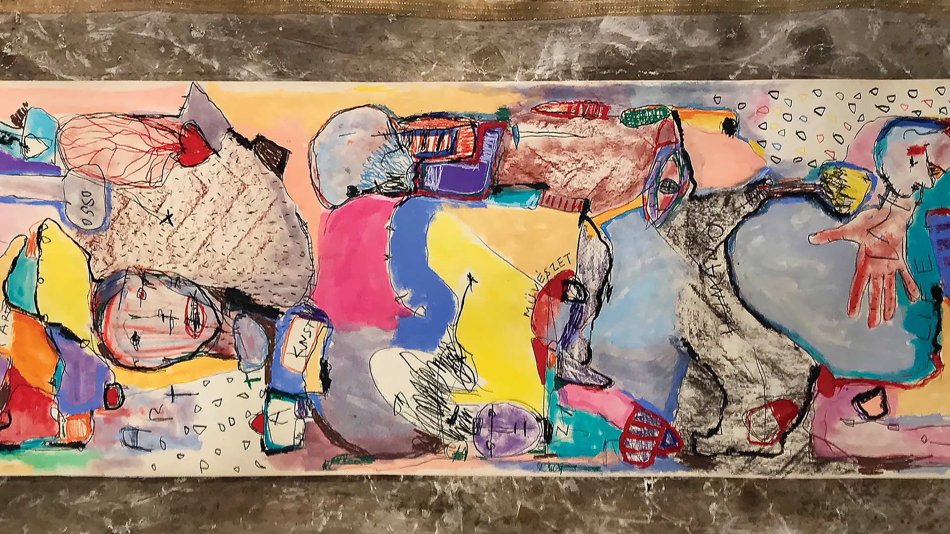 Tela contemporânea de Tarciso Viriato que tem traços, linhas e áreas geométricas em cores fortes e tropicais, tendo contornos marcados pela cor preta, pode ser percebido na parte inferior à esquerda da tela o desenho de um homem deitado com o rosto virado para frente com olhos pequenos, nariz comprido e boca entreaberta contornada de vermelho. Acima da cabeça, na parte superior esquerda é possível perceber um coração e um sistema vestibular, e na parte superior direita pode-se ver um olho grande desenhado em azul e uma mão branca, aberta e bem espalmada compondo o mural em grafite. 